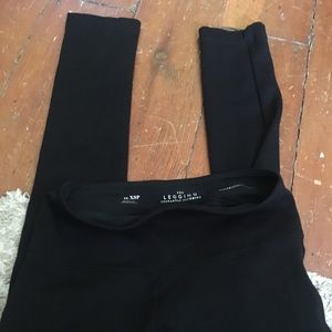 Instantly slimming high waisted leggings in black.